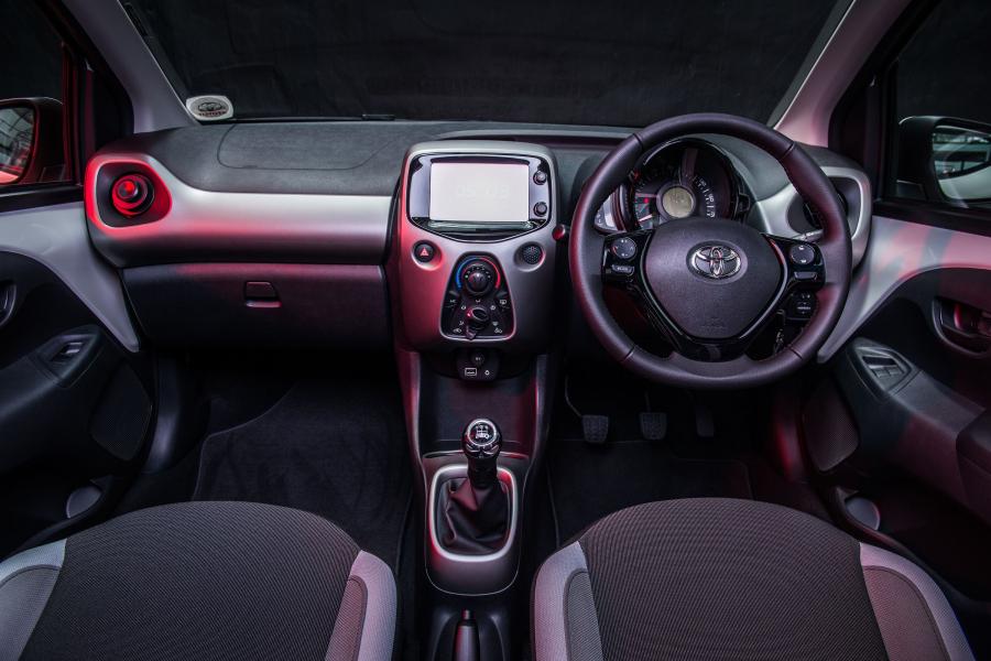 Торпедо Toyota Aygo x-cite 5-Door 2017 года  (ZA) (фото 4 из 20)